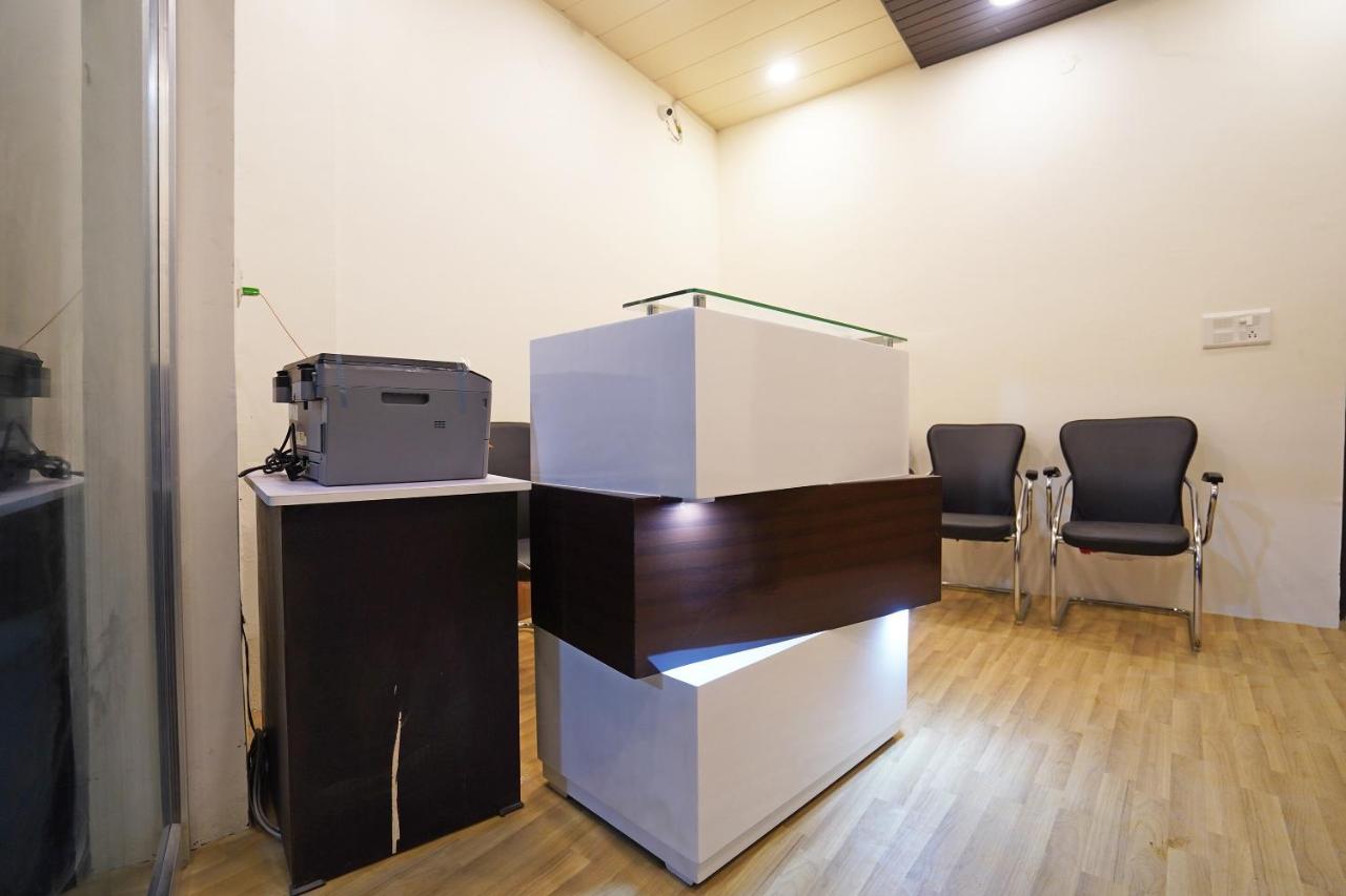"Qlark White Palace By Oyo Rooms" photo 4