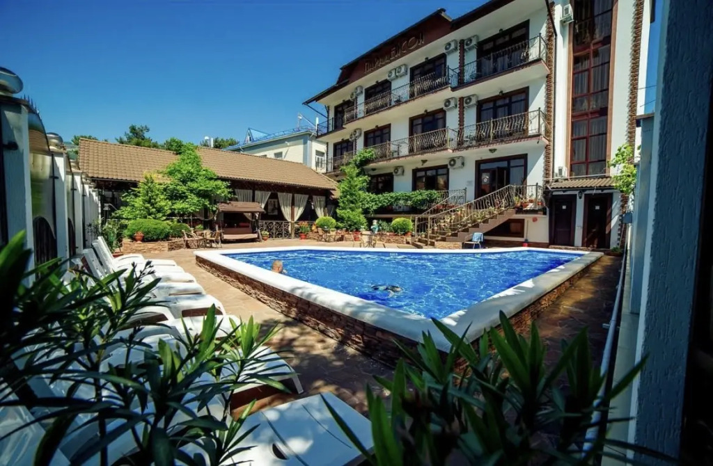 Paradeison Hotel