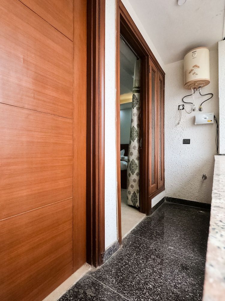 Under My Roof Luxury Apartment photo 2