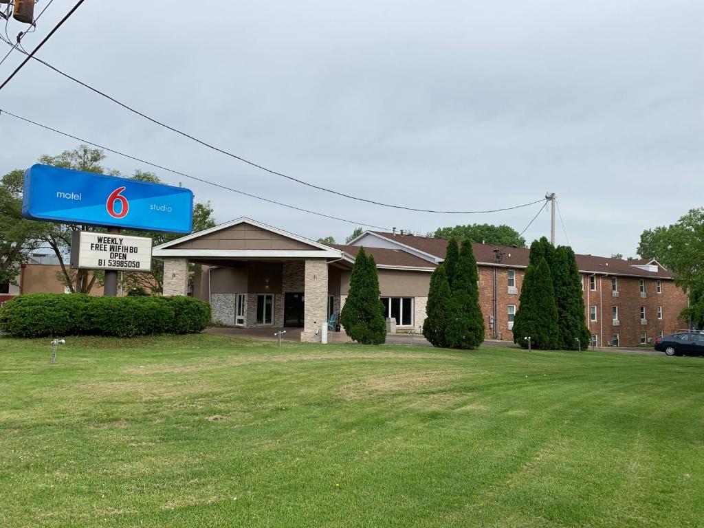 Studio 6 Rockford, IL