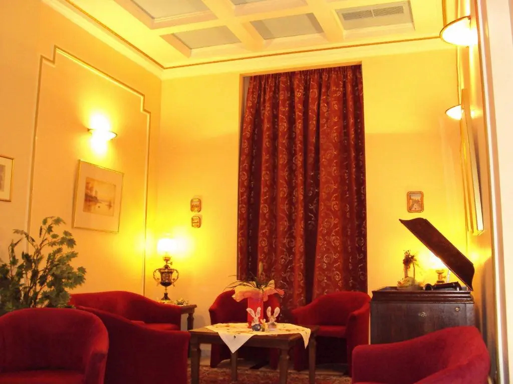 Astoria Hotel Traditional photo 2